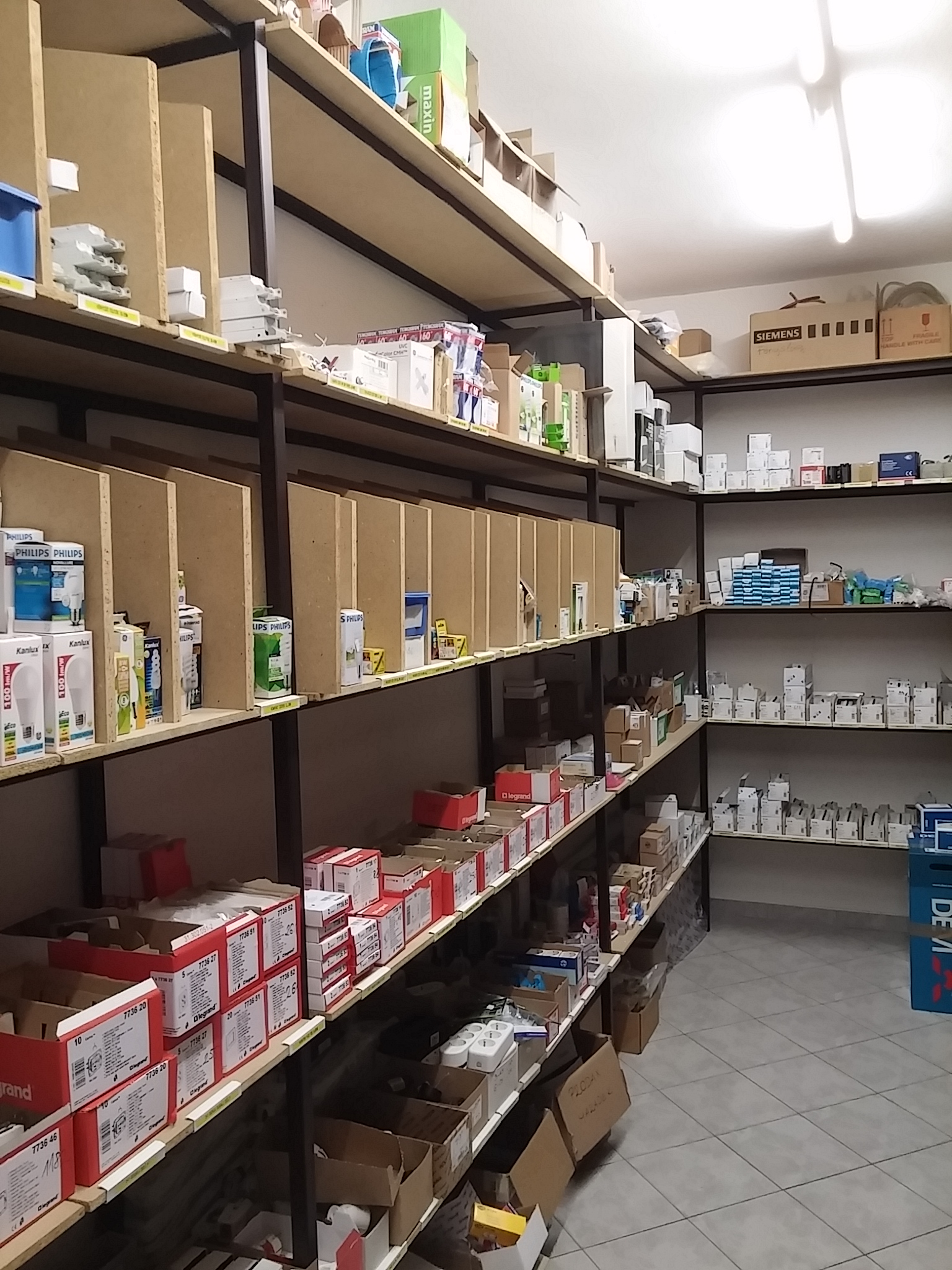 A TOMO-VILL villamossági szaküzletének kínálata